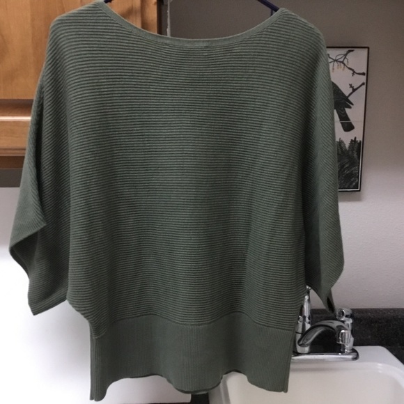 Tommy Bahama green Bonita Dolman Sleeve Pullover / EUC - Picture 6 of 10